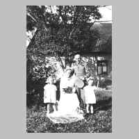 095-0014 Schoenrade 1943. Hochzeit Margarete Teschner und Karl Mohr aus Buergersdorf. Links im Bild Anita Motzkus.jpg